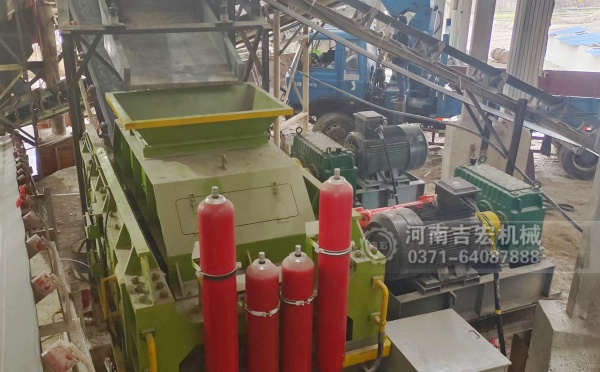 破碎輝綠巖總走彎路？對輥機用實力告訴你：選對設(shè)備多重要！